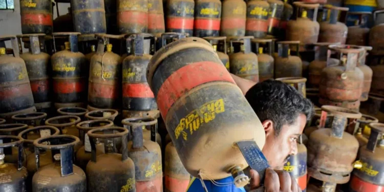 சிலிண்டர் தட்டுப்பாடு எதிரொலி; அத்தியாவசிய பொருட்கள் சட்டத்தை அதிரடியாக அமல்படுத்தியது மத்திய அரசு!